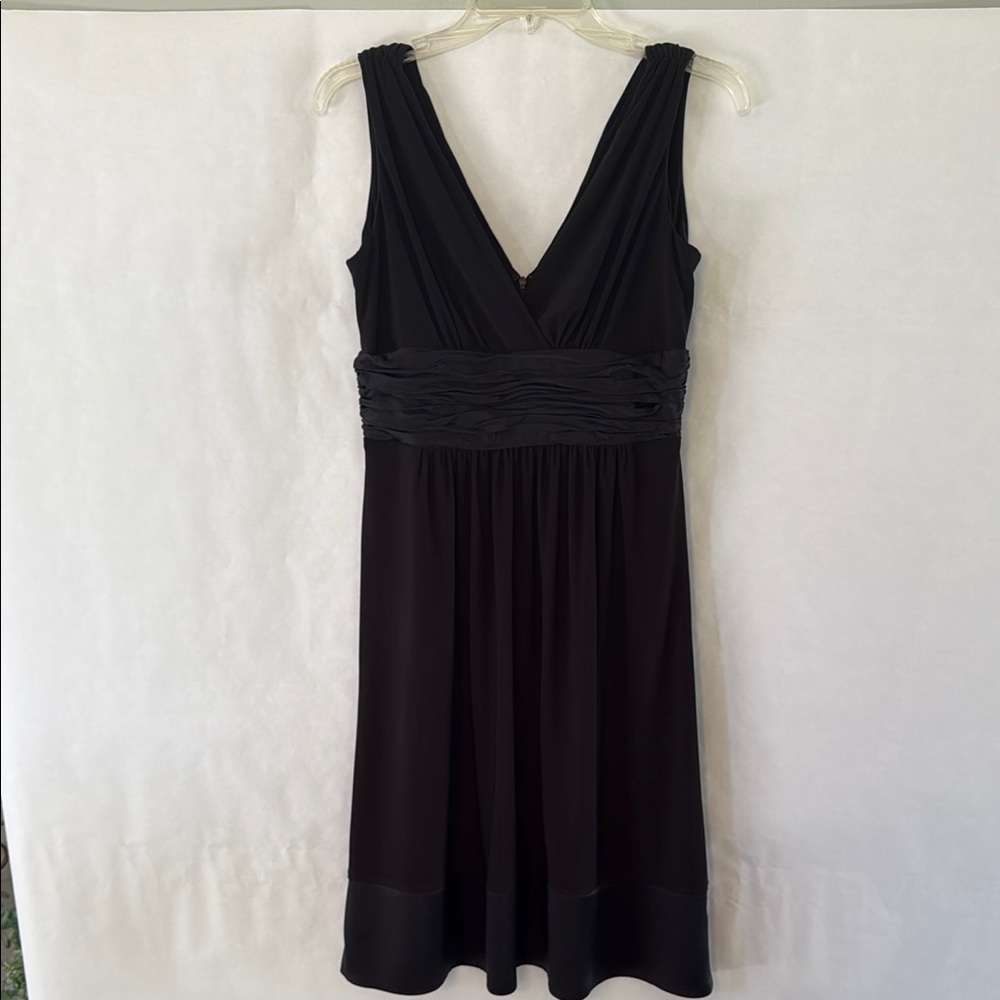 Elegant Jones New York Black V-neck Sleeveless Dress with Satin-look trim Size 6